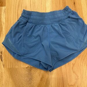 lululemon hotty hot shorts 2.5”